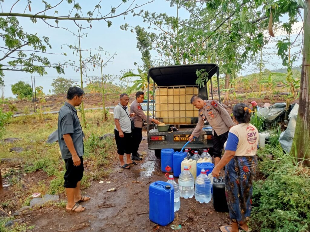 Kapolsek Winongan Distribusikan Air Bersih ke Warga Pelosok Dusun Guwo