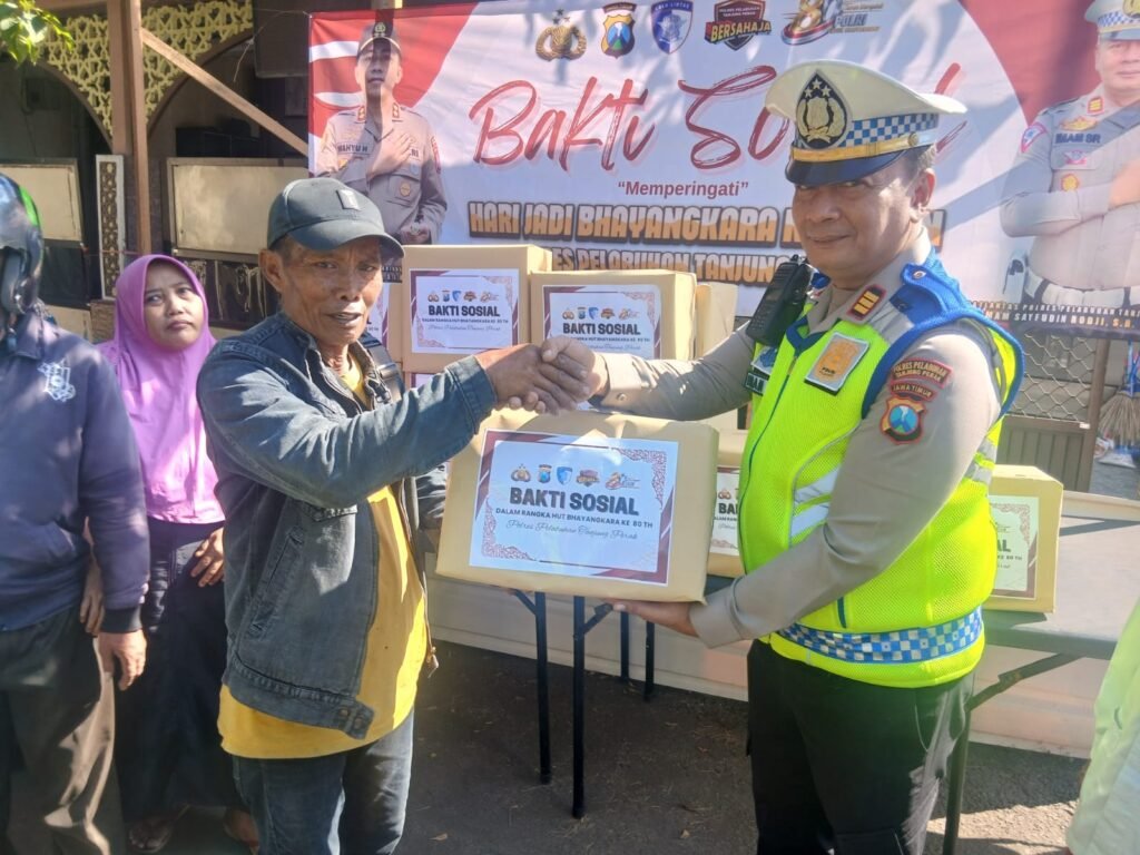 Peduli Sesama di HUT Bhayangkara ke-80, Polres Pelabuhan Tanjung Perak Bagi Sembako dan Bhakti Religi