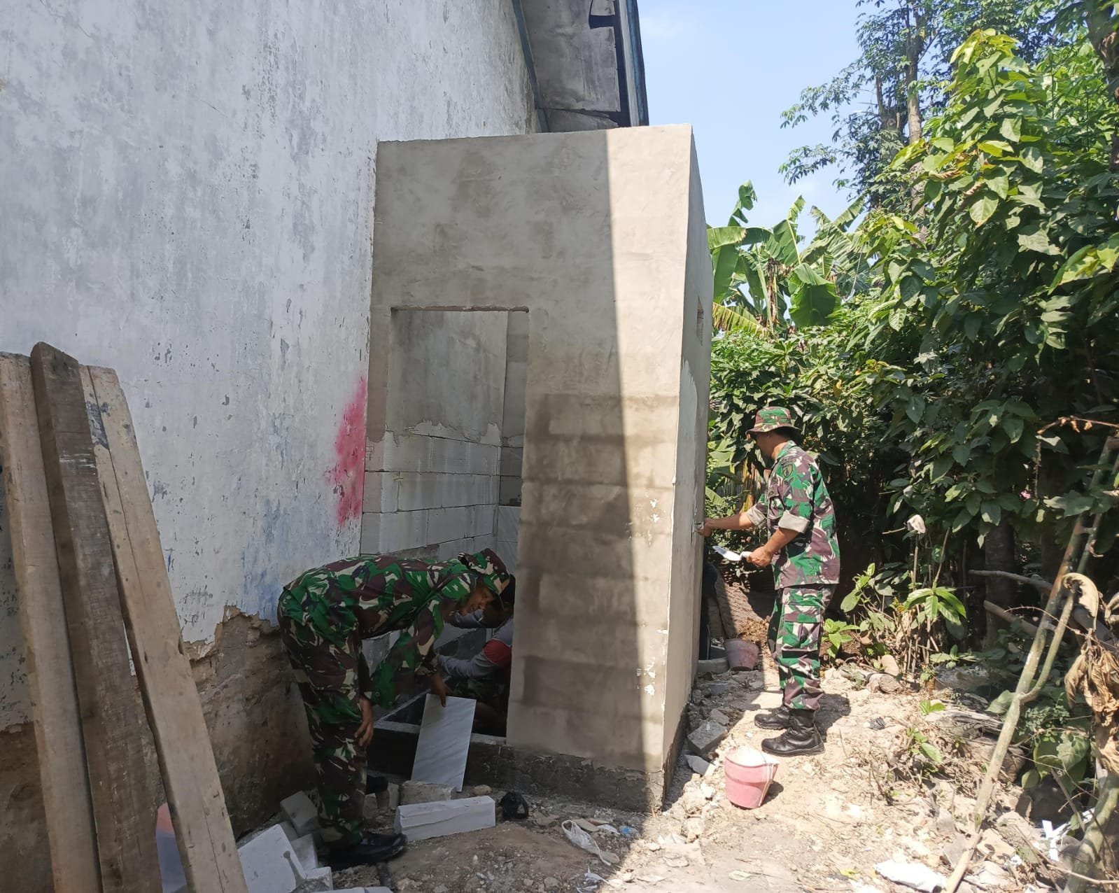 Koramil Socah Percepat Pembangunan MCK SDN Petaonan 1 Capai 85 Persen