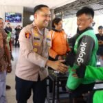 Bangun Sinergi, Kapolres Gresik Gelar Dialog Interaktif dan Bagi Bansos ke Driver Ojol