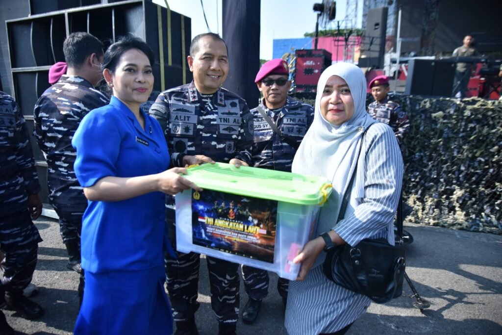 Pangkoarmada II Hadiri Bakti Sosial Hari Jadi Ke-81 TNI AL di Karangpilang