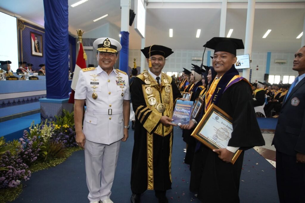 Wisuda 569 Lulusan UHT, Rektor Tekankan AI, Integritas dan Karakter Kemaritiman