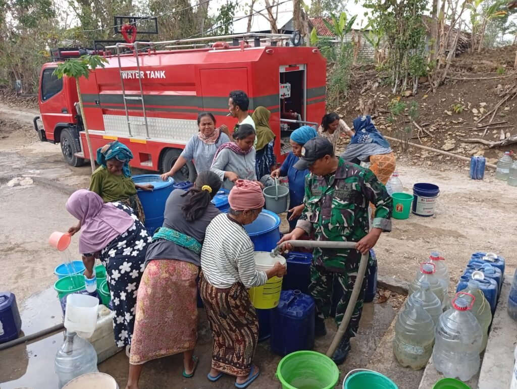 Babinsa Dampingi Penyaluran Air Bersih untuk 30 KK Warga Kokop