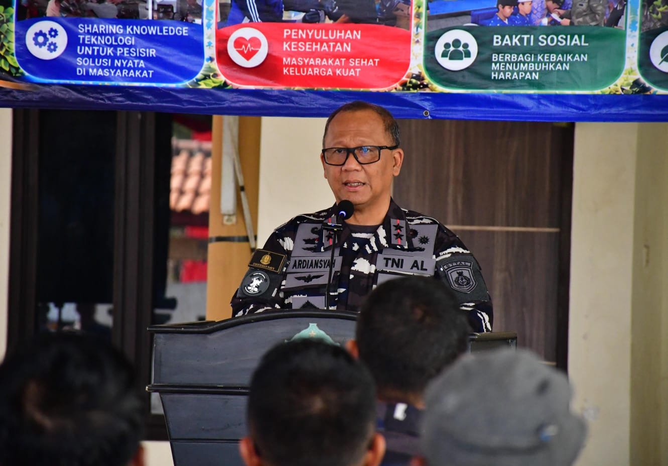 Peringati HUT ke-81 TNI, STTAL Gelar Pengabdian Masyarakat di Pesisir Sidoarjo